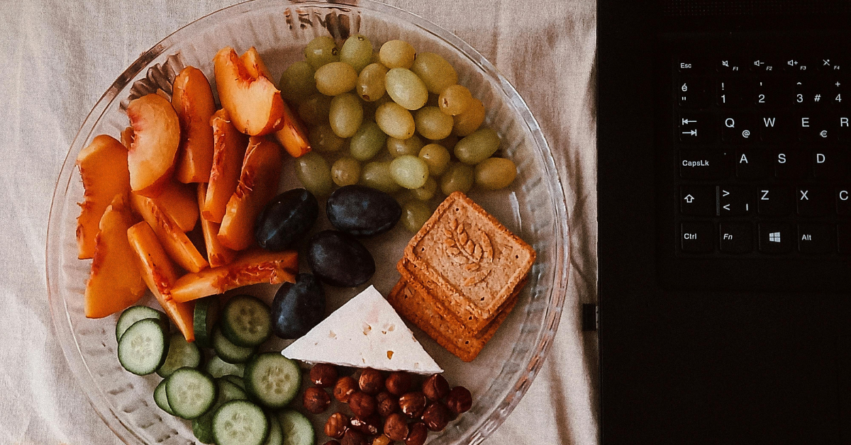 What to Snack on Before Summer: Light, Healthy & Actually Satisfying